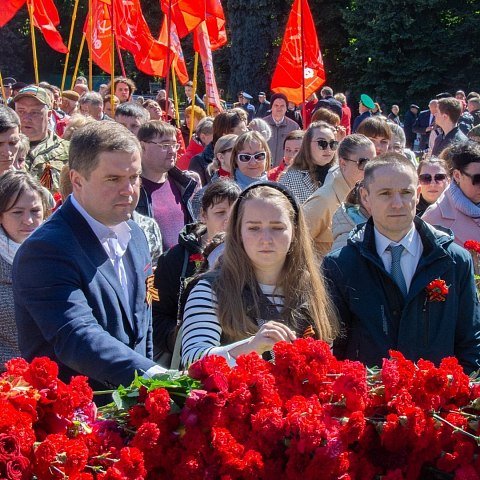 Студенты и сотрудники ЮЗГУ возложили цветы на Мемориальном комплексе памяти павших