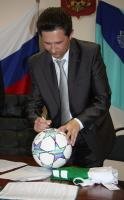 Сергей Геннадьевич Емельянов - главный тренер футбольной сборной Юго-Западной лиги КВН подписывает мяч.JPG