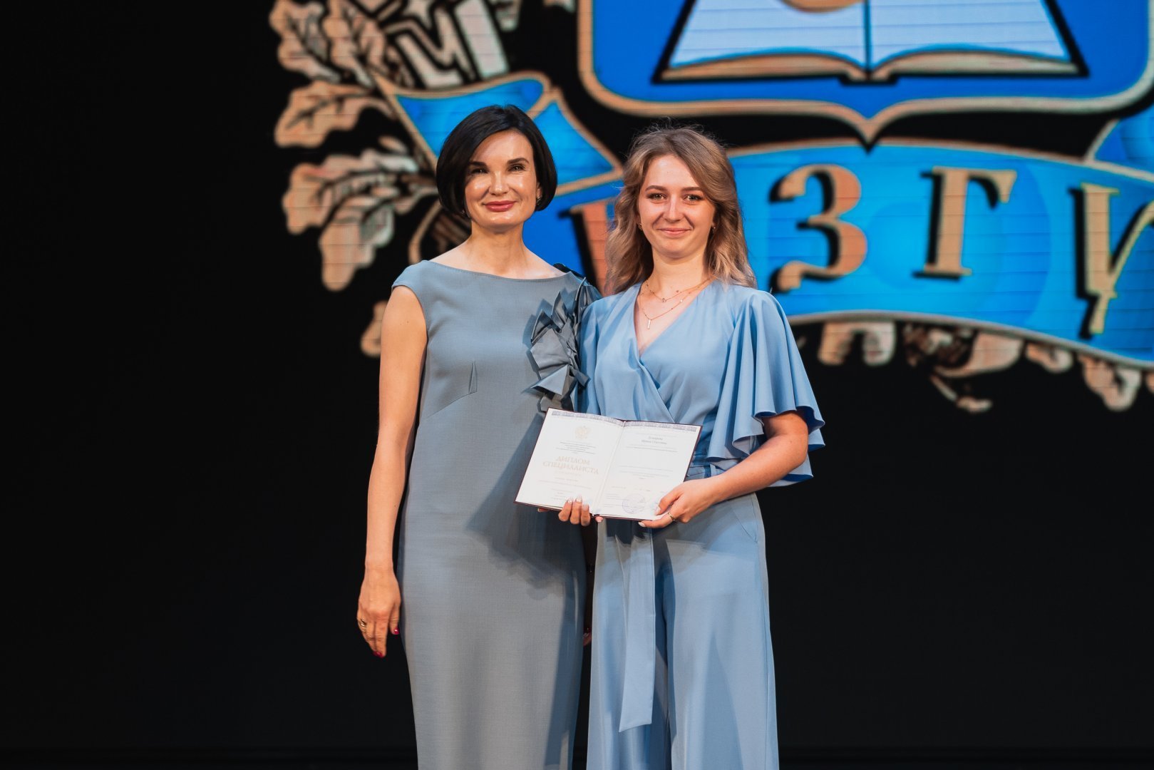 Старший советник губернатора Курской области Наталия Зубарева вручила дипломы выпускникам ЮЗГУ