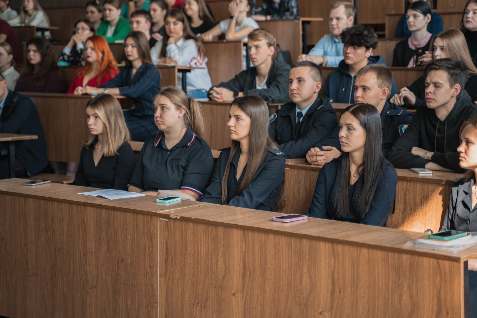 Студенты юридического факультета. Студент юрист улыбается в суде. Гениальные студенты юрфака поборются за крупный