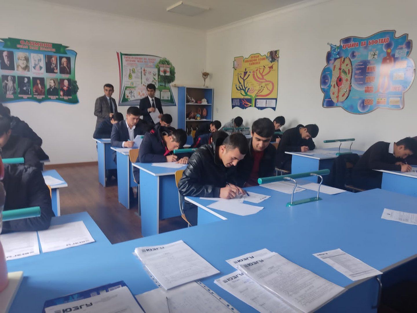 Школьники Таджикистана фото. Школьники Таджикистана в школе. Обучение таджикскому