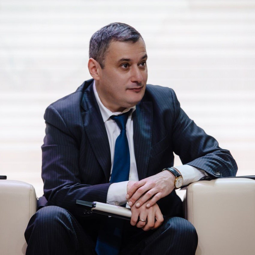 Губернатор Курской области поздравил курянок с 8 Марта 