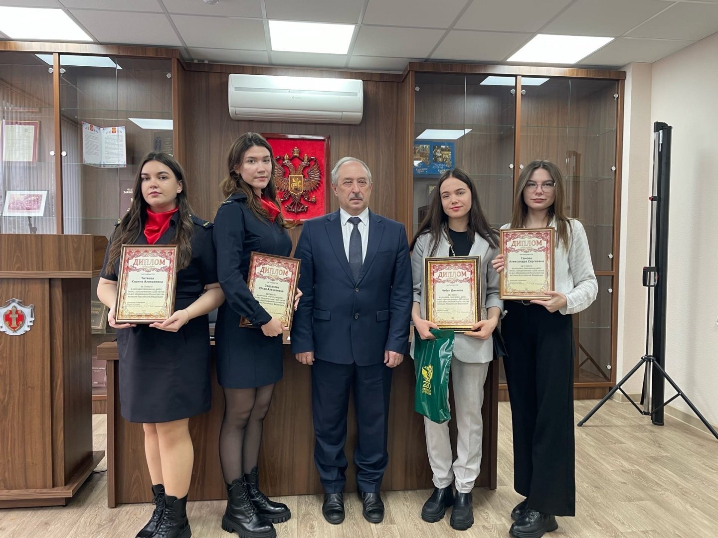 Студентов ЮЗГУ наградил начальник Управления Минюста РФ по Курской области
