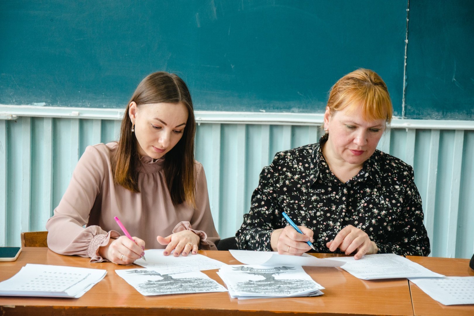 Дела 10 в класса. Школьники 10 класс. Иностранцы в школе. Школьники экономика. Знания фото.