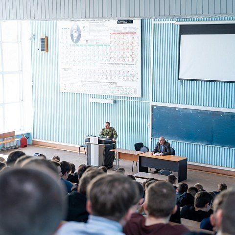 Военный комиссар Игорь Ясько встретился с выпускниками ЮЗГУ по вопросам воинской службы