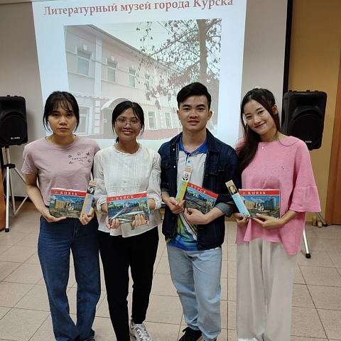 Студенты ЮЗГУ из Вьетнама устроили мини-концерт для сотрудников Литературного музея
