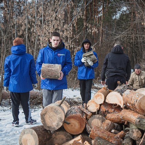 Студенты ЮЗГУ продолжают оказывать помощь в заготовке дров для СВО