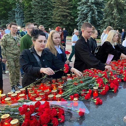 Сотрудники и студенты ЮЗГУ зажгли свечи на мемориале Памяти Павших