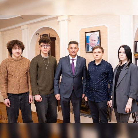 Ректор ЮЗГУ встретился с командой КВН «Поколение большого пальца» Ректор ЮЗГУ встретился с командой КВН «Поколение большого пальца»