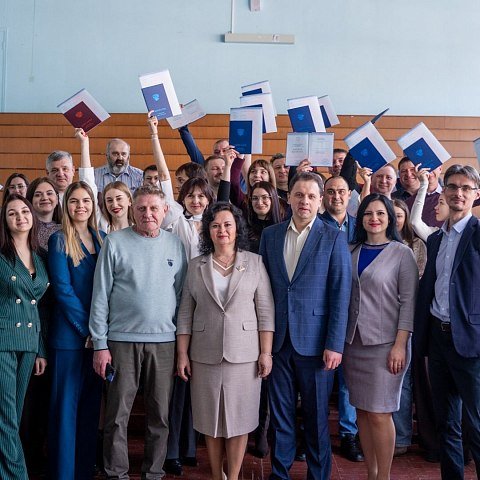В ЮЗГУ вручили дипломы выпускникам факультета строительства и архитектуры В ЮЗГУ вручили дипломы выпускникам факультета строительства и архитектуры