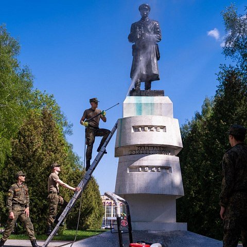Курсанты ВУЦ ЮЗГУ провели субботник в парке имени Рокоссовского Курсанты ВУЦ ЮЗГУ провели субботник в парке имени Рокоссовского