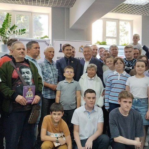 Шахматист ЮЗГУ принял участие в сеансе одновременной игры с международным гроссмейстером Сергеем Карякиным Шахматист ЮЗГУ принял участие в сеансе одновременной игры с международным гроссмейстером Сергеем Карякиным