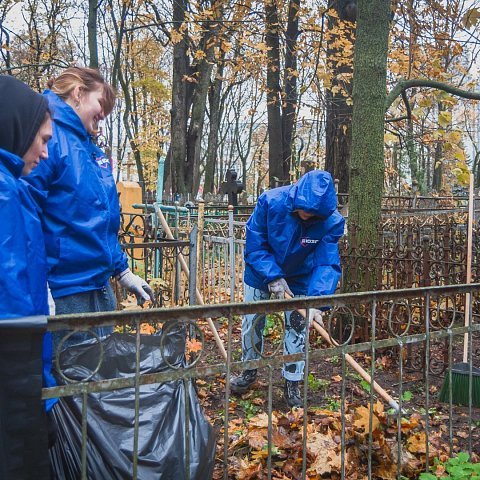 Студенты ЮЗГУ помогли в уборке Никитского кладбища