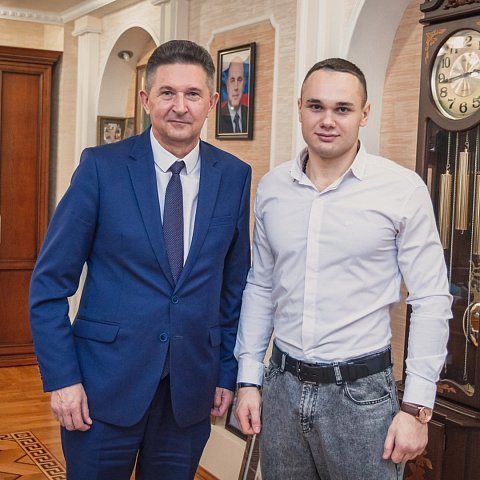 Ректор Сергей Емельянов поздравил студента Илью Шатунова с победой на Всероссийских соревнованиях по киокусинкай