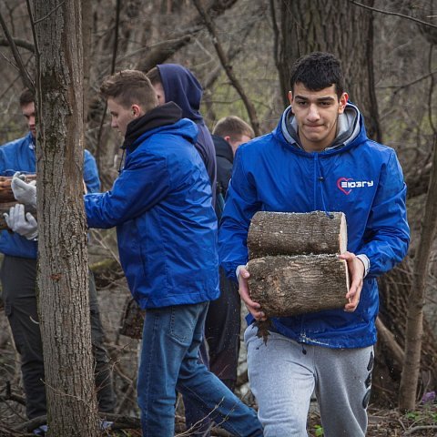 Студенты ЮЗГУ приняли участие в акции по заготовке дров в урочище «Солянка»