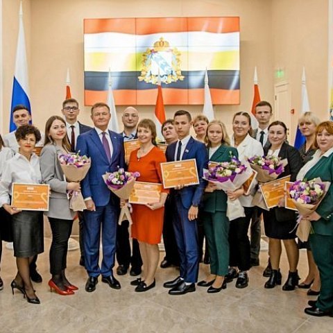 Губернатор Курской области вручил дипломы сотрудникам ЮЗГУ