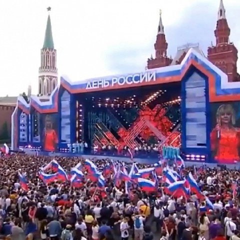 На одной сцене с артистами России