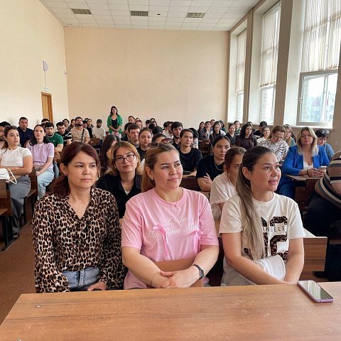 Встреча с иностранными студентами на факультете экономики и управления