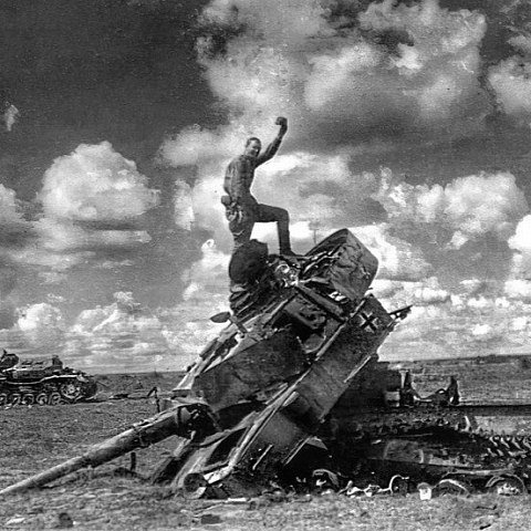 Ректор ЮЗГУ поздравил с Днем Победы в Курской битве