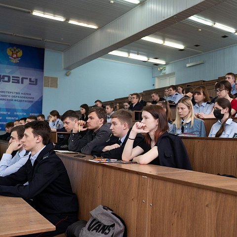 Сотрудник УМВД провел лекцию студентам юридического факультета