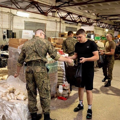 Студенты и сотрудники ЮЗГУ продолжают помогать в гуманитарном центре Народного фронта