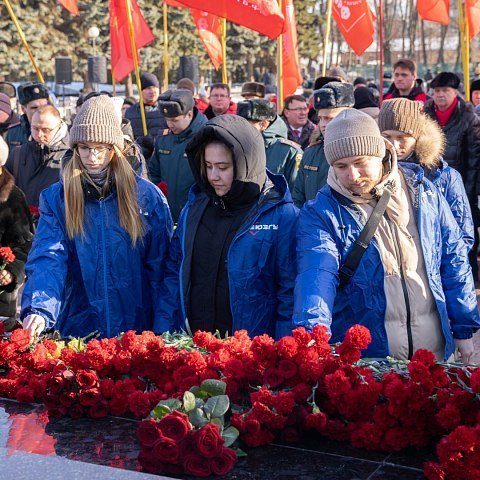 Студенты и сотрудники ЮЗГУ возложили цветы к вечному огню