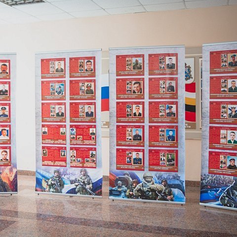 В ЮЗГУ открылась фотовыставка «Куряне – герои СВО»