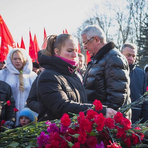 Студенты и сотрудники ЮЗГУ возложили цветы на Мемориале павшим в годы Великой Отечественной войны